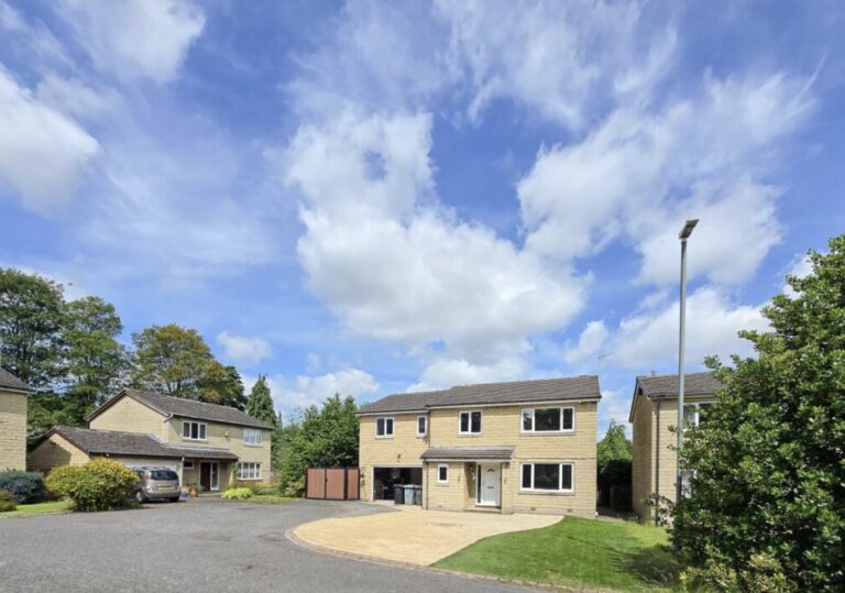 Huddersfield 5 bed detached